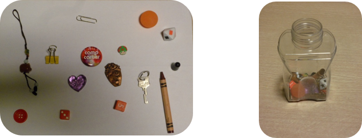 열쇠, 연필, 주사위, 뱃지, 클립, 단추, 집게, 등의 소품 사진과 그 소품들이 투명 플라스틱 안에 넣어져 있는 모습